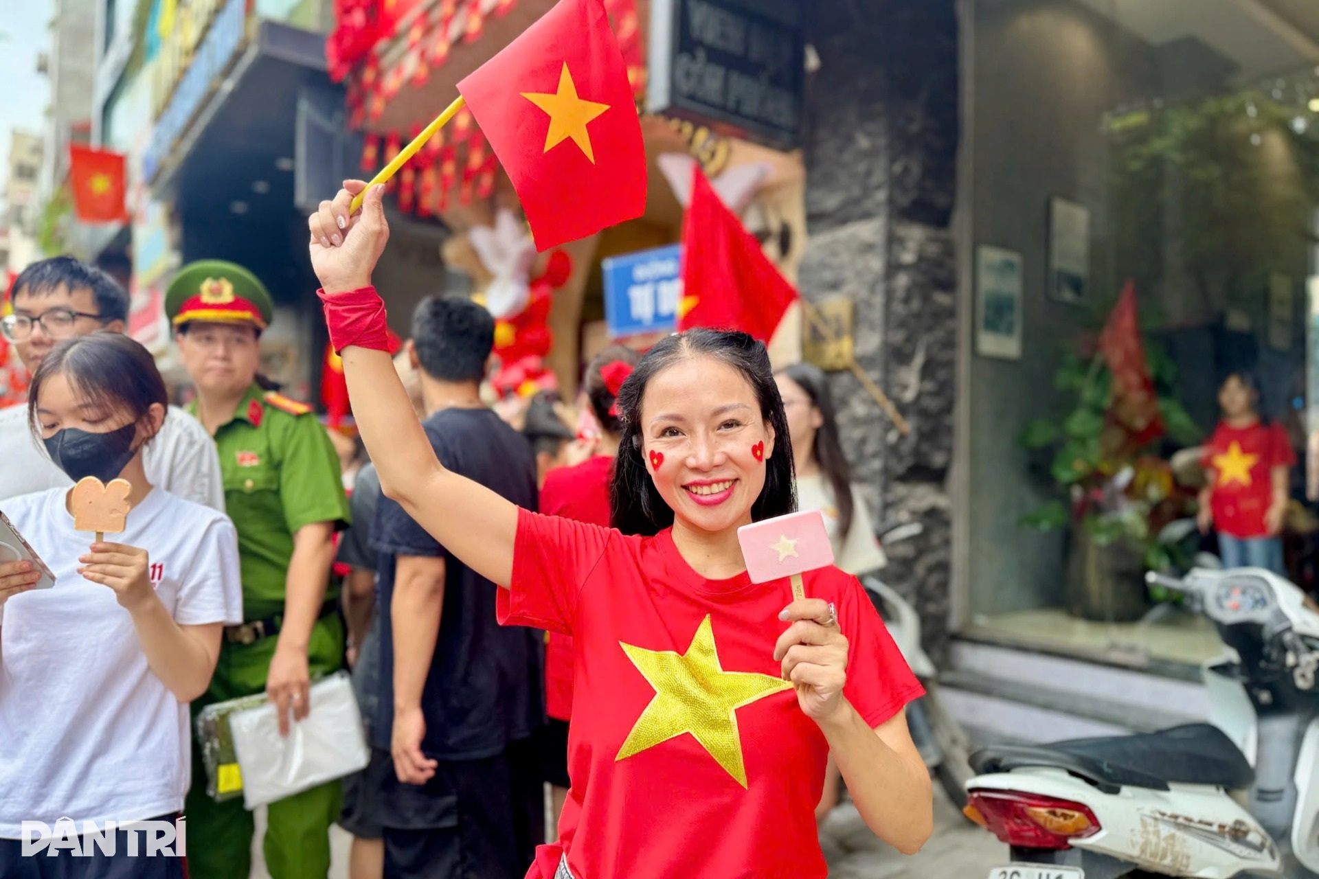 Dòng người ùn ùn đổ về Ba Đình, "đóng quân" trên hè phố giữ chỗ đẹp