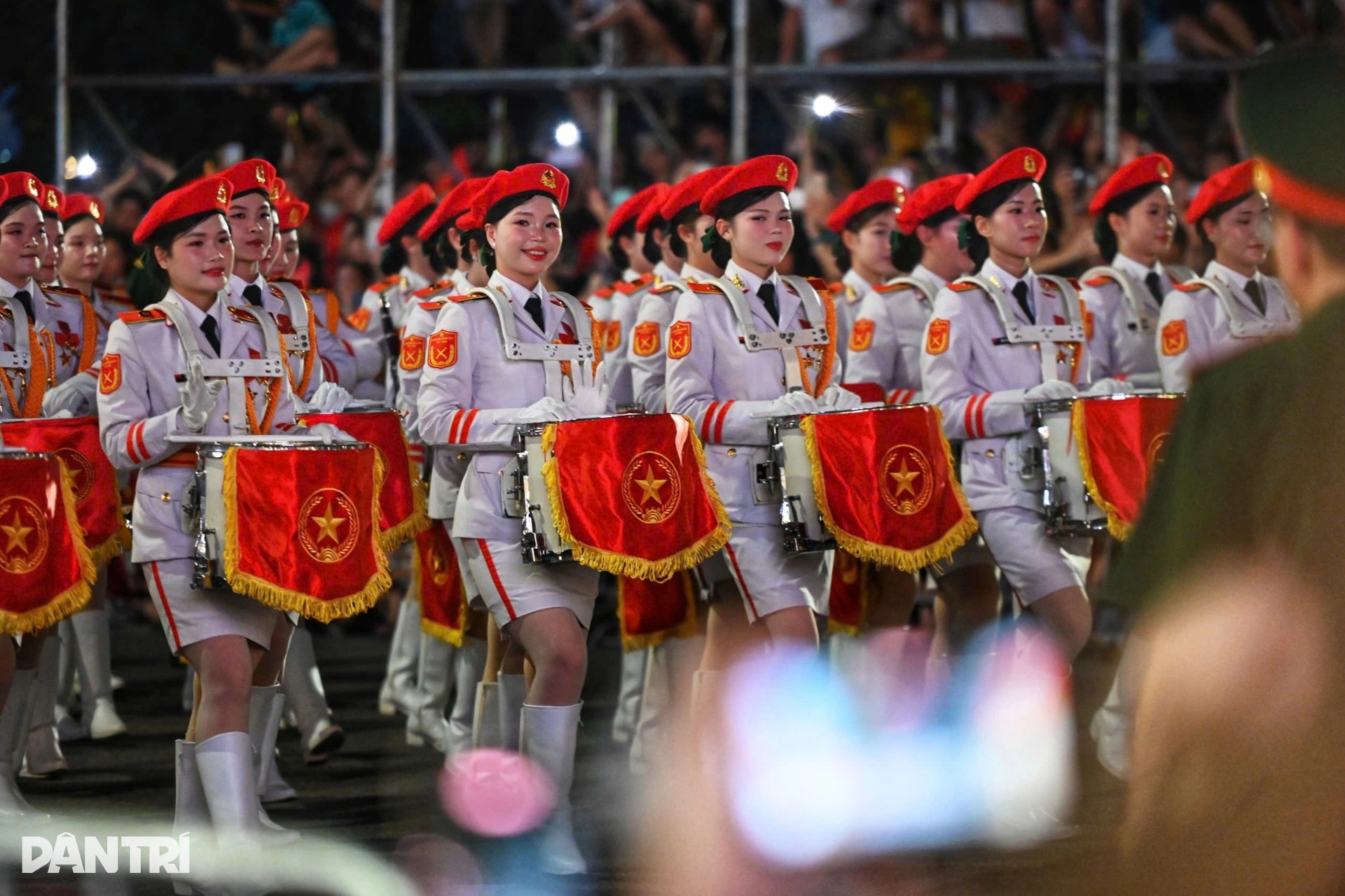 Các chiến sĩ tổng hợp luyện diễu binh trong tiếng reo hò cổ vũ của nhân dân