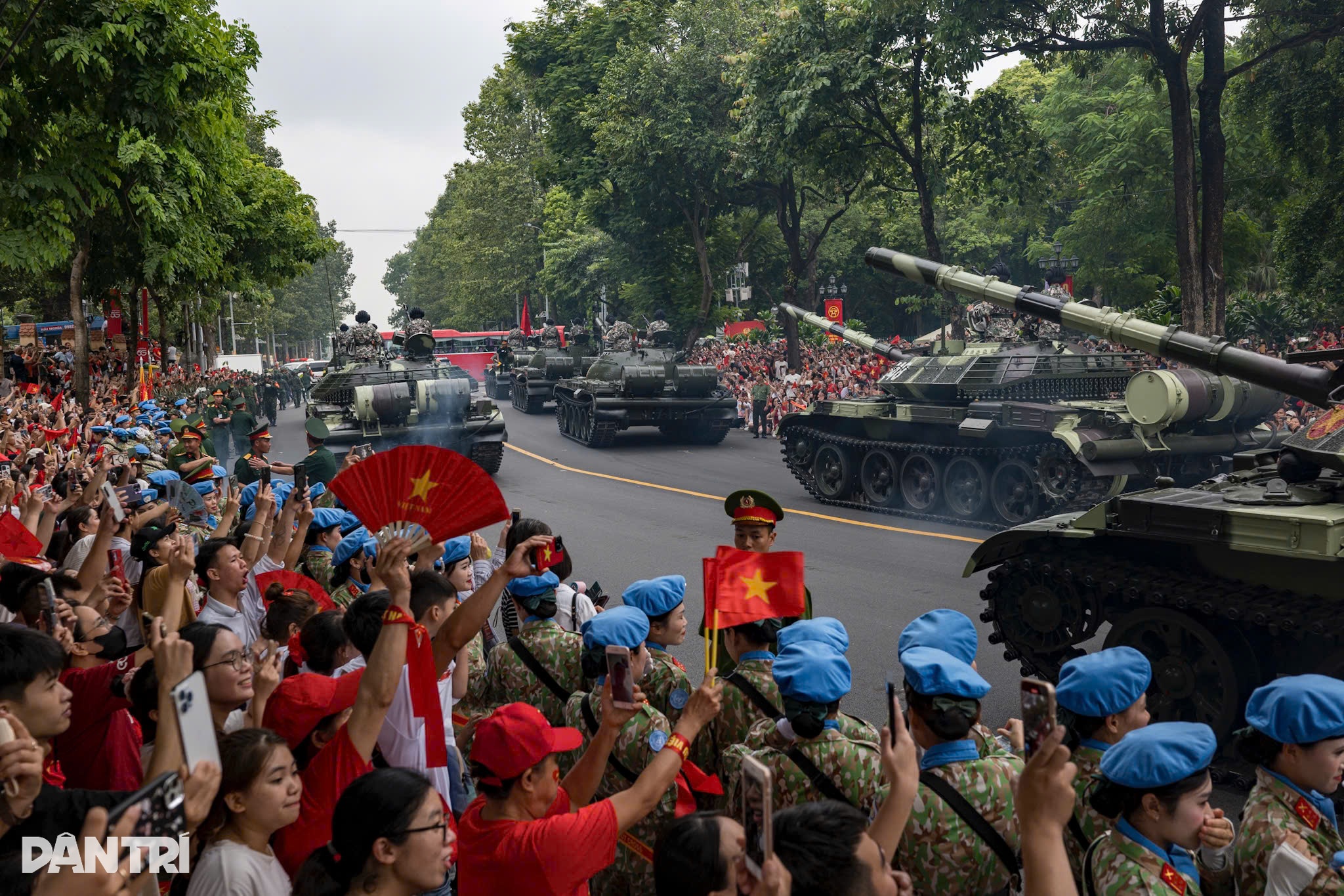 Các khối diễu binh di chuyển về điểm tập kết đường Hùng Vương