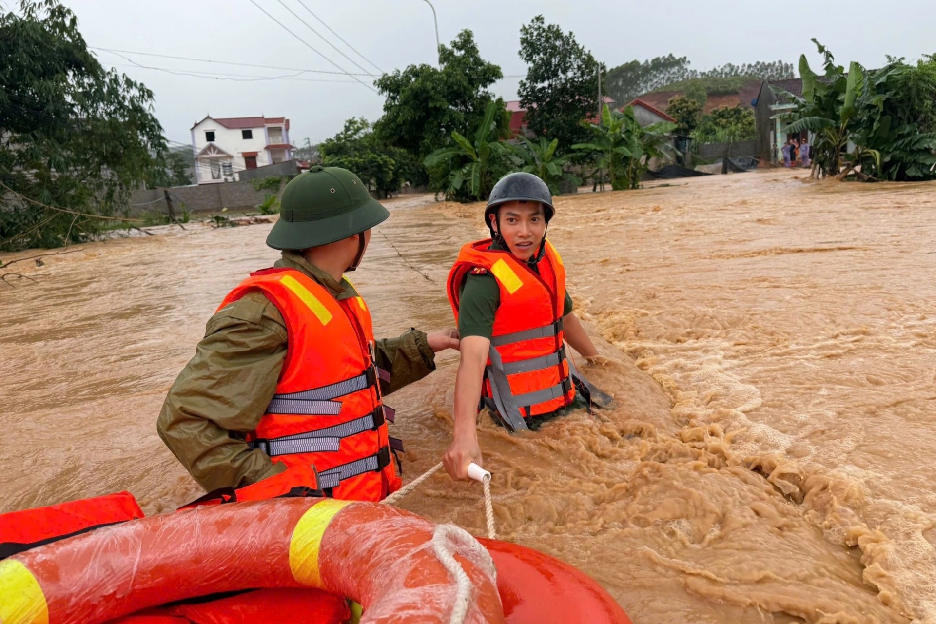 Nhiều nơi ở Lạng Sơn chìm trong biển nước