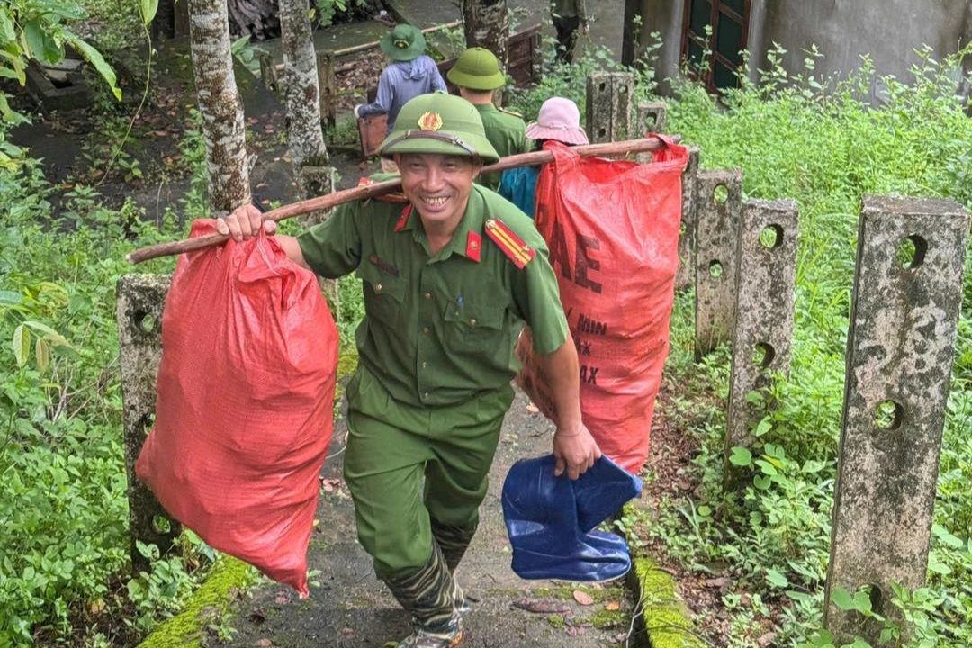 Trung úy công an lặng người trước cảnh nhà mình sau những ngày lo việc dân