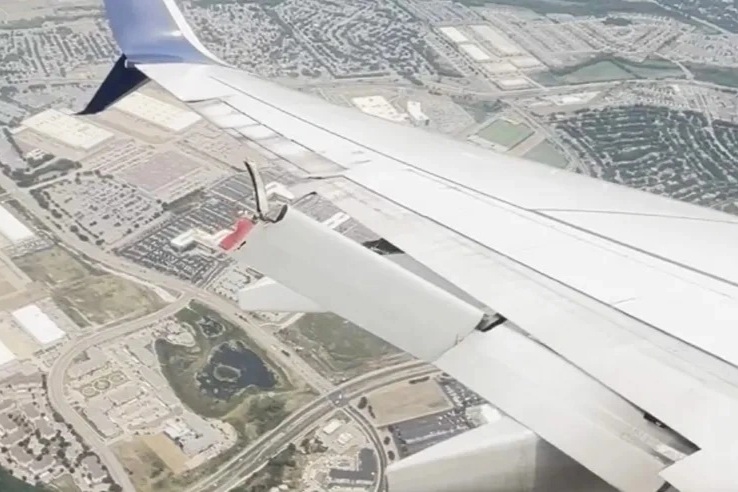 Mỹ: Máy bay chở khách gãy cánh trên không