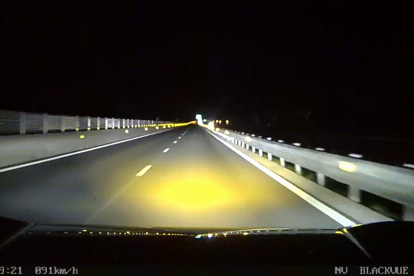 Phát hiện 4 thiếu niên vô tư đi bộ trên cao tốc