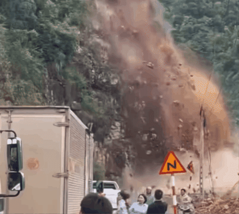 Đất đá sạt lở xuống quốc lộ ở Sơn La, nhiều người thoát nạn