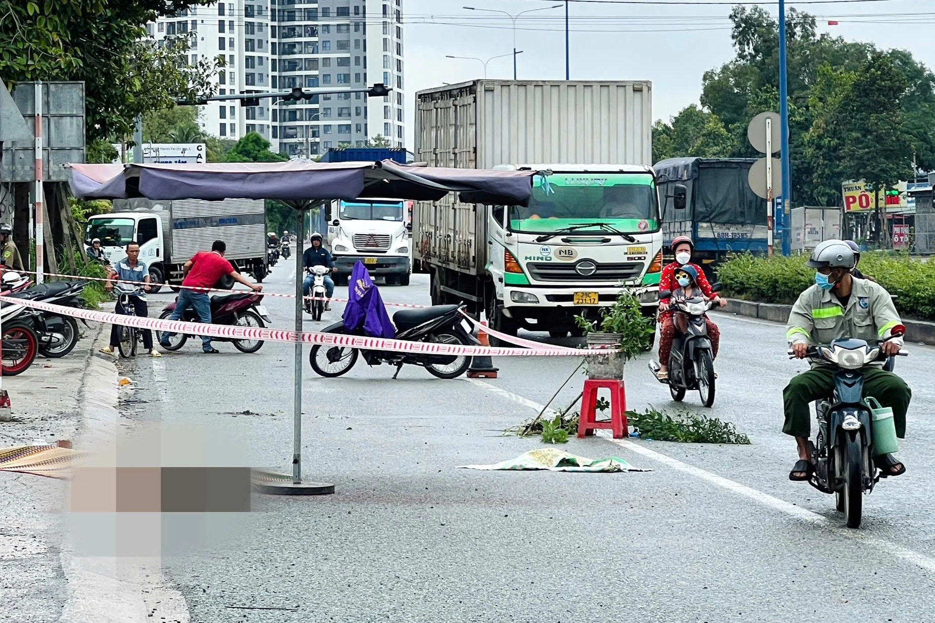 Thi thể người đàn ông bị biến dạng nằm trên đường ở TPHCM