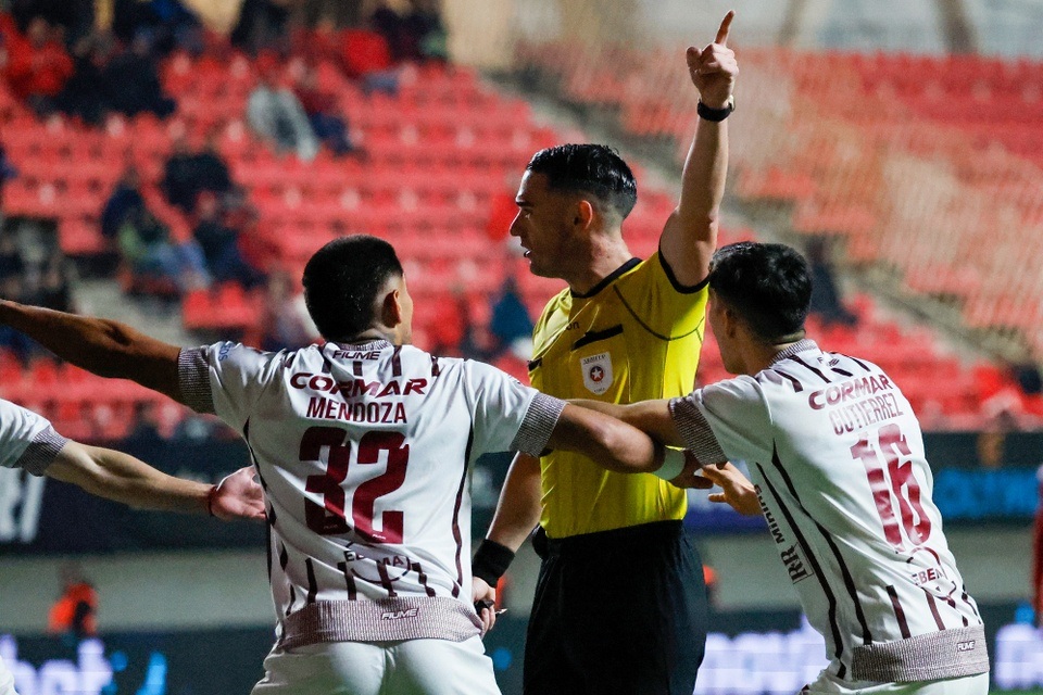 Trọng tài mắc sai lầm vô cùng khó hiểu, CĐV thốt lên ngán ngẩm