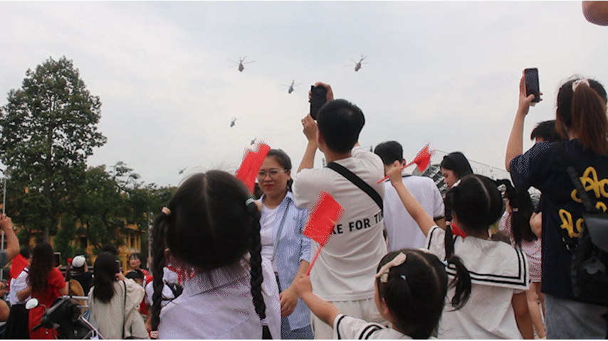 Hàng nghìn người dân đổ về Ba Đình ngắm máy bay Casa, trực thăng Mi