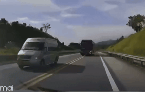 Phạt lái xe khách lấn sang làn ngược chiều, suýt gây tai nạn trên cao tốc