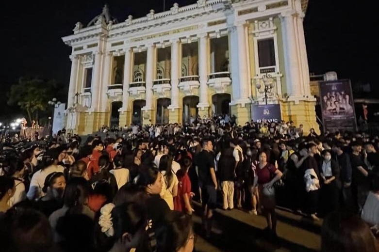 Xếp hàng xuyên đêm để nhận vé miễn phí concert “Việt Nam trong tôi”