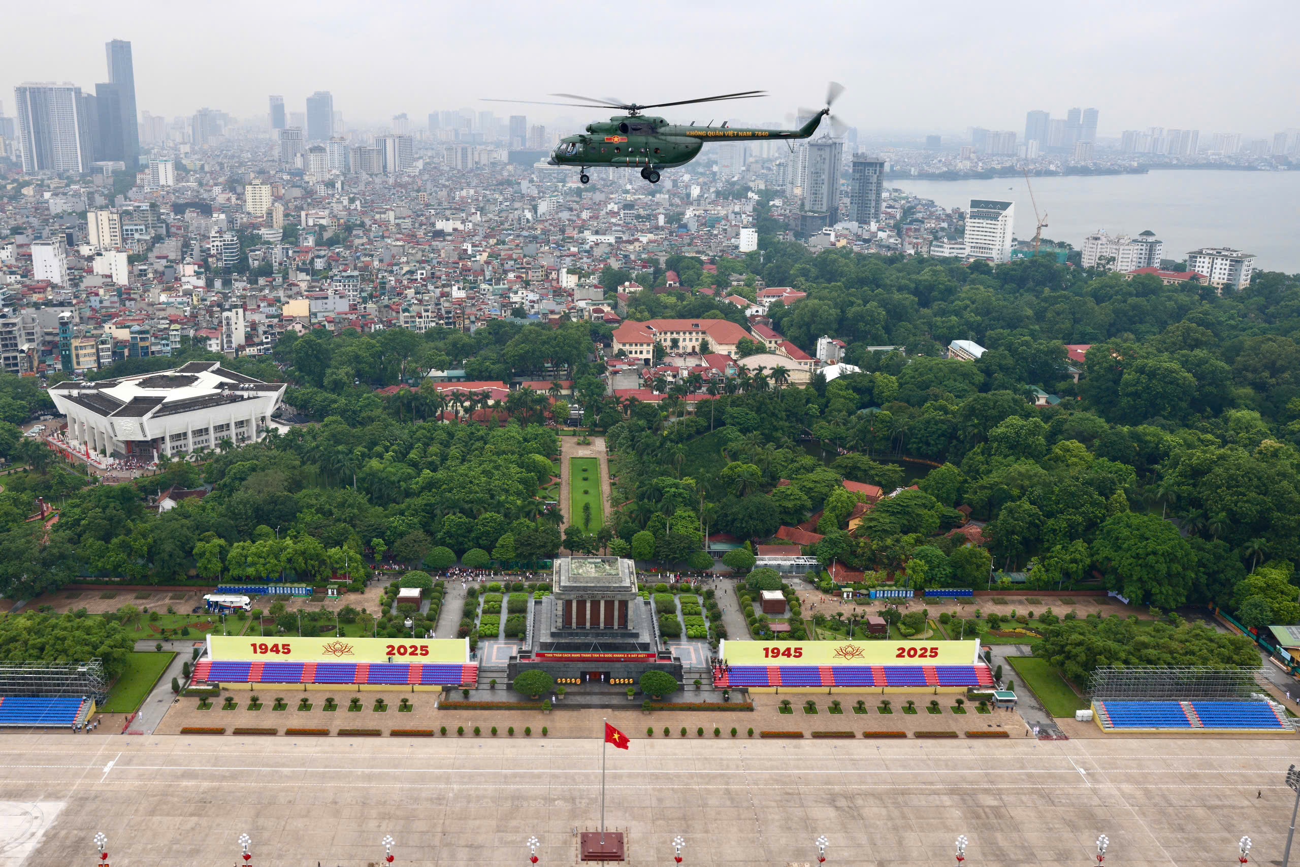 Kiêu hãnh hình ảnh 12 máy bay tập nhiệm vụ A80 trên Quảng trường Ba Đình