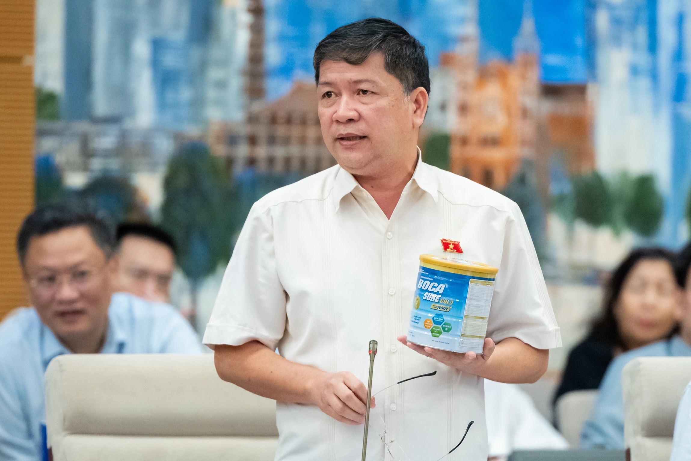 Cầm hộp sữa “nghi là giả”, đại biểu Quốc hội chất vấn trách nhiệm của ai?