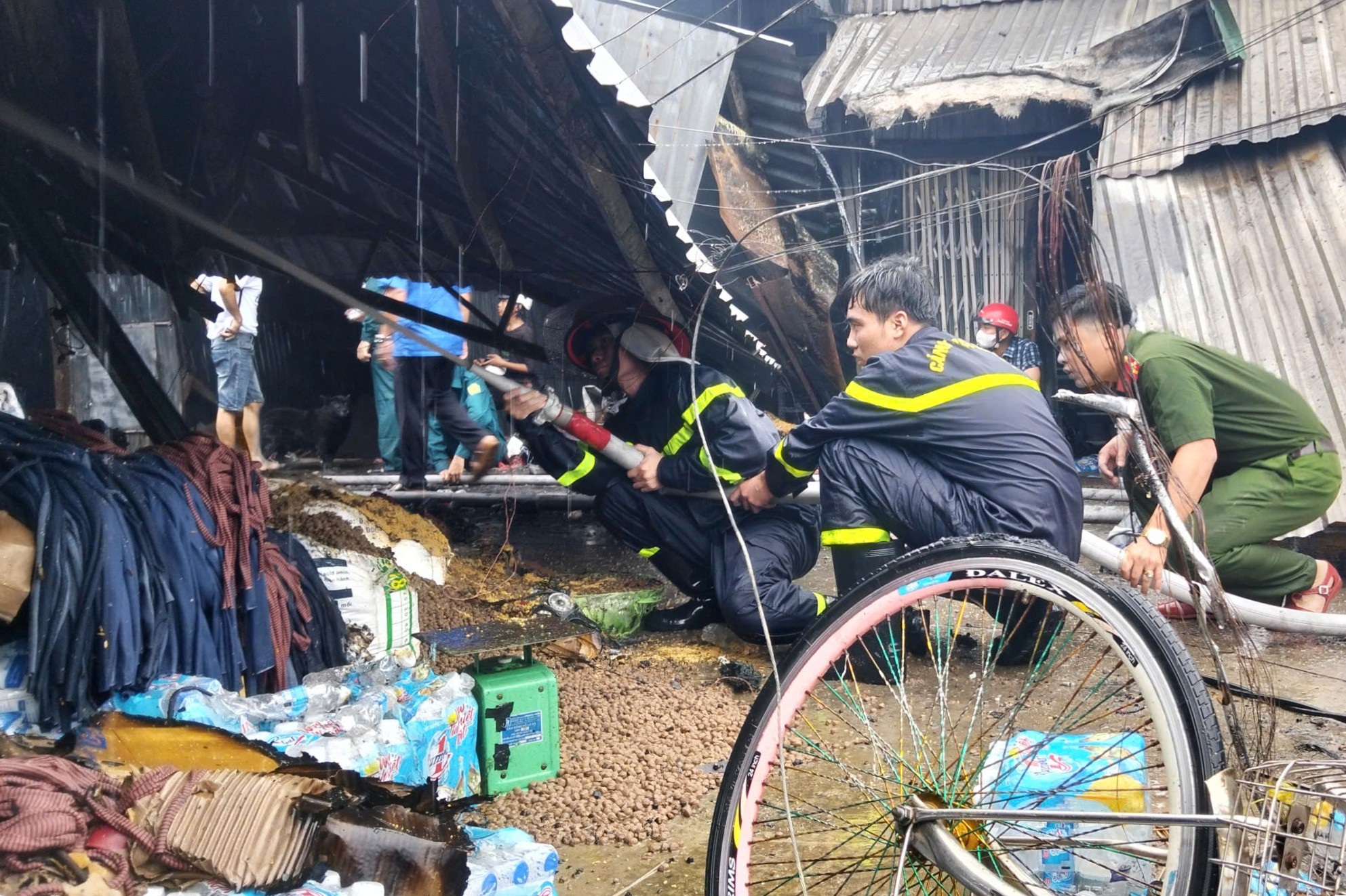 Nghi vấn chồng xô xát với vợ rồi đốt nhà làm cháy lan khu chợ ở Cà Mau