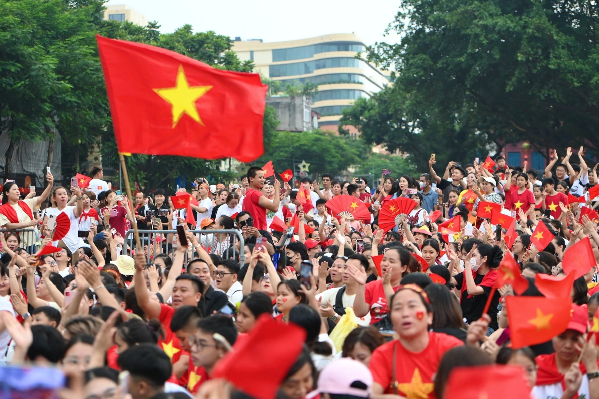 Hà Nội công bố 40 điểm phát nước uống, đồ ăn cho người dân xem diễu binh