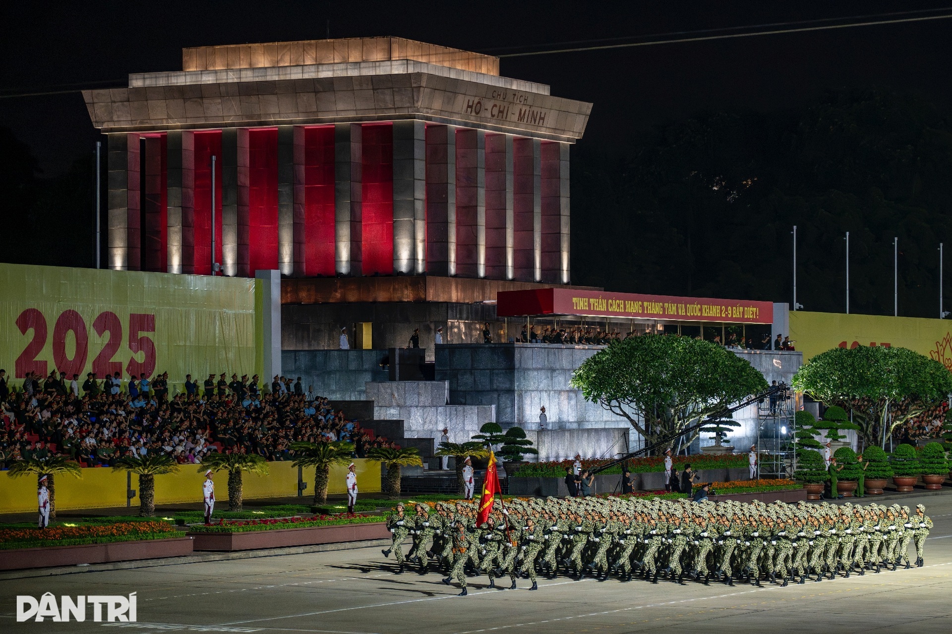 Khách đi tàu trên cao đông kỷ lục trong ngày hợp luyện diễu binh ở Ba Đình