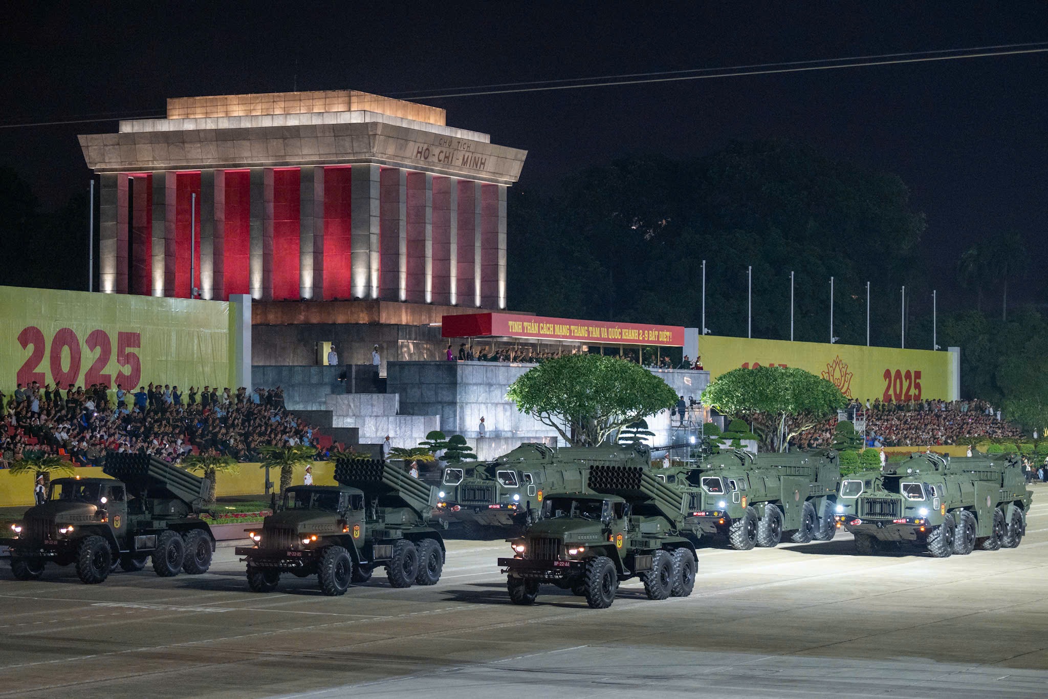 Con người và trang bị sẵn sàng thực hiện nhiệm vụ diễu binh, diễu hành