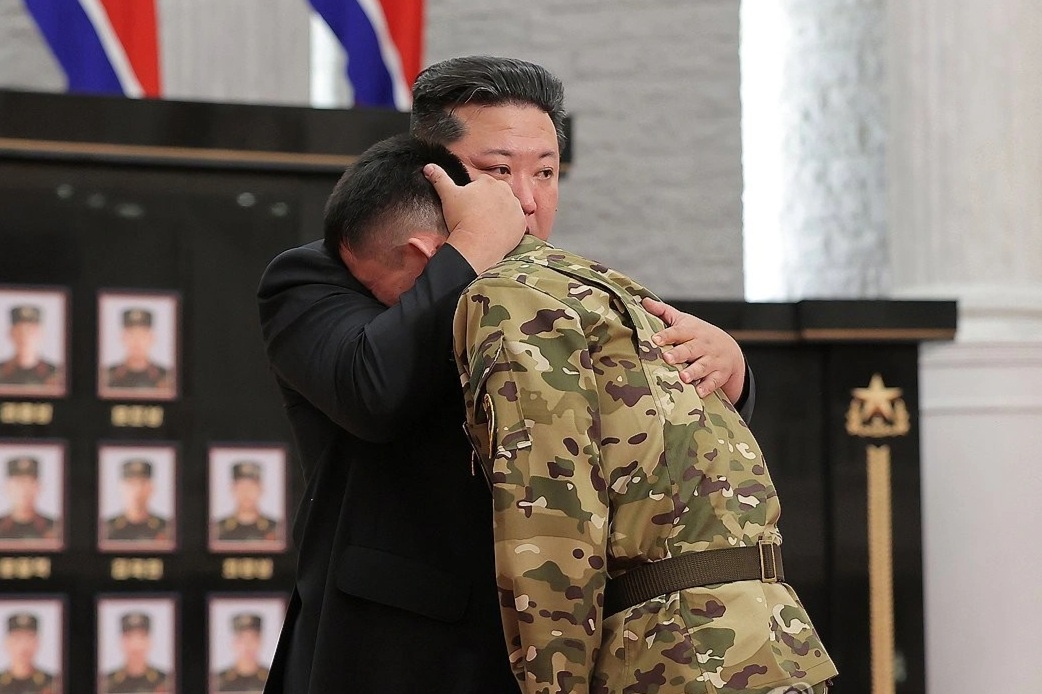 Ông Kim Jong-un trao huân chương cho quân nhân Triều Tiên chiến đấu ở Nga