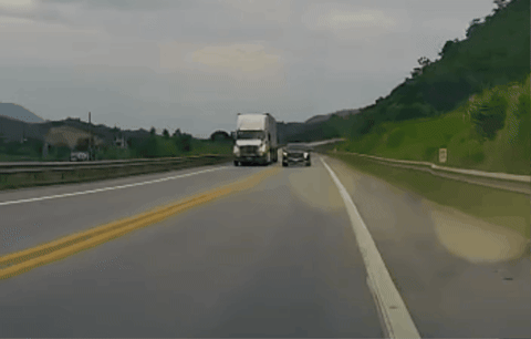 Phạt nữ tài xế lái ô tô Santa Fe 5 triệu đồng vì vượt ẩu trên cao tốc