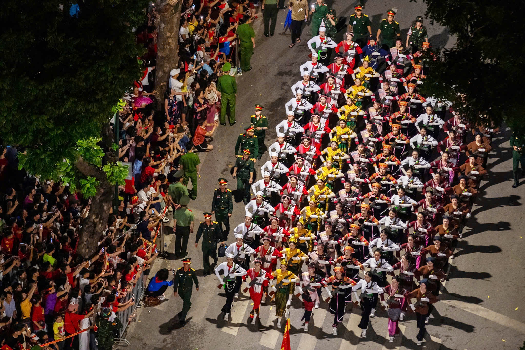 Những bước chân diễu binh kỷ luật, đều, đẹp, thẳng kẻ của các chiến sĩ