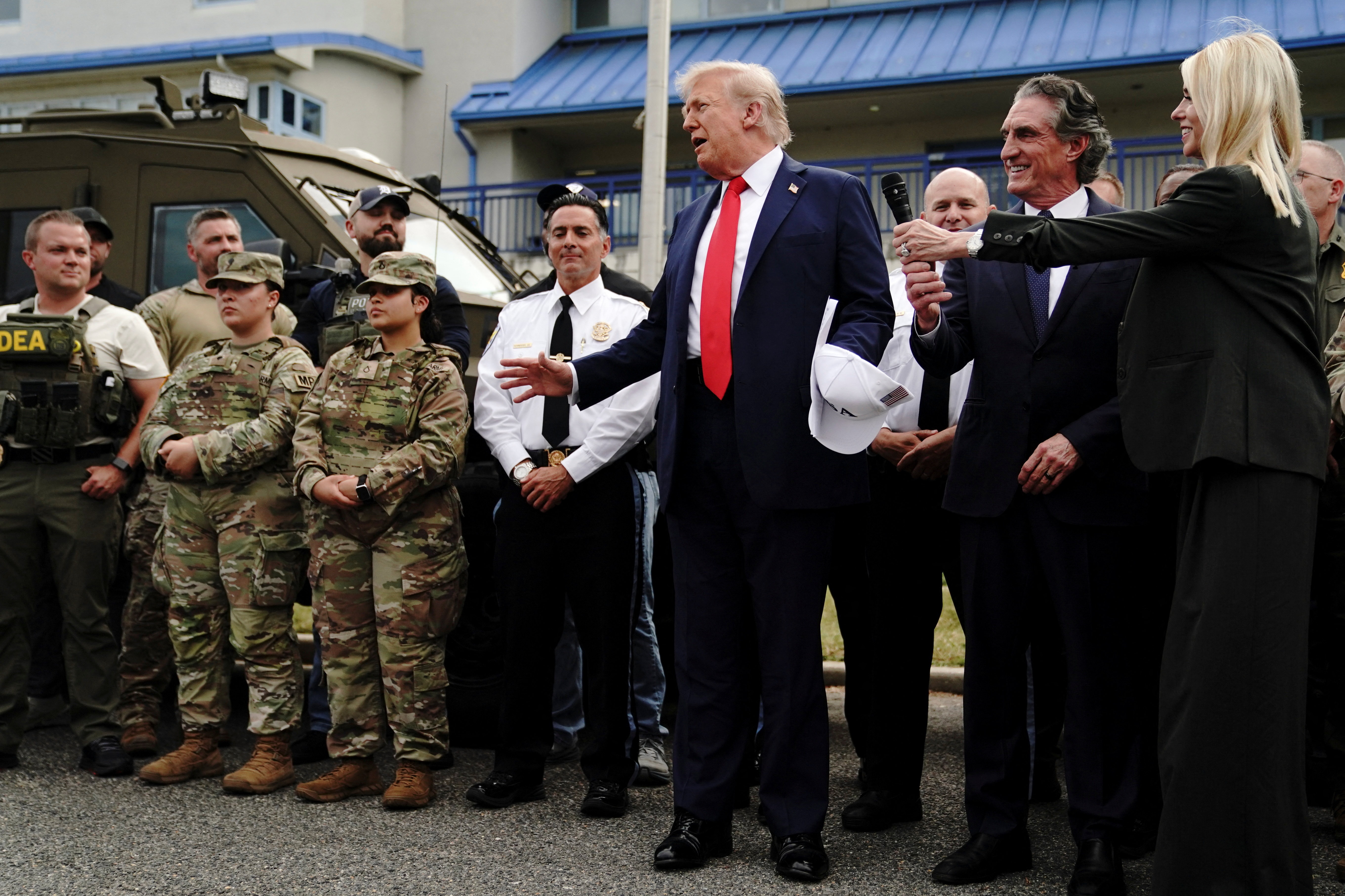 Tổng thống Trump sẽ tuần tra đường phố thủ đô sau lệnh triển khai vệ binh