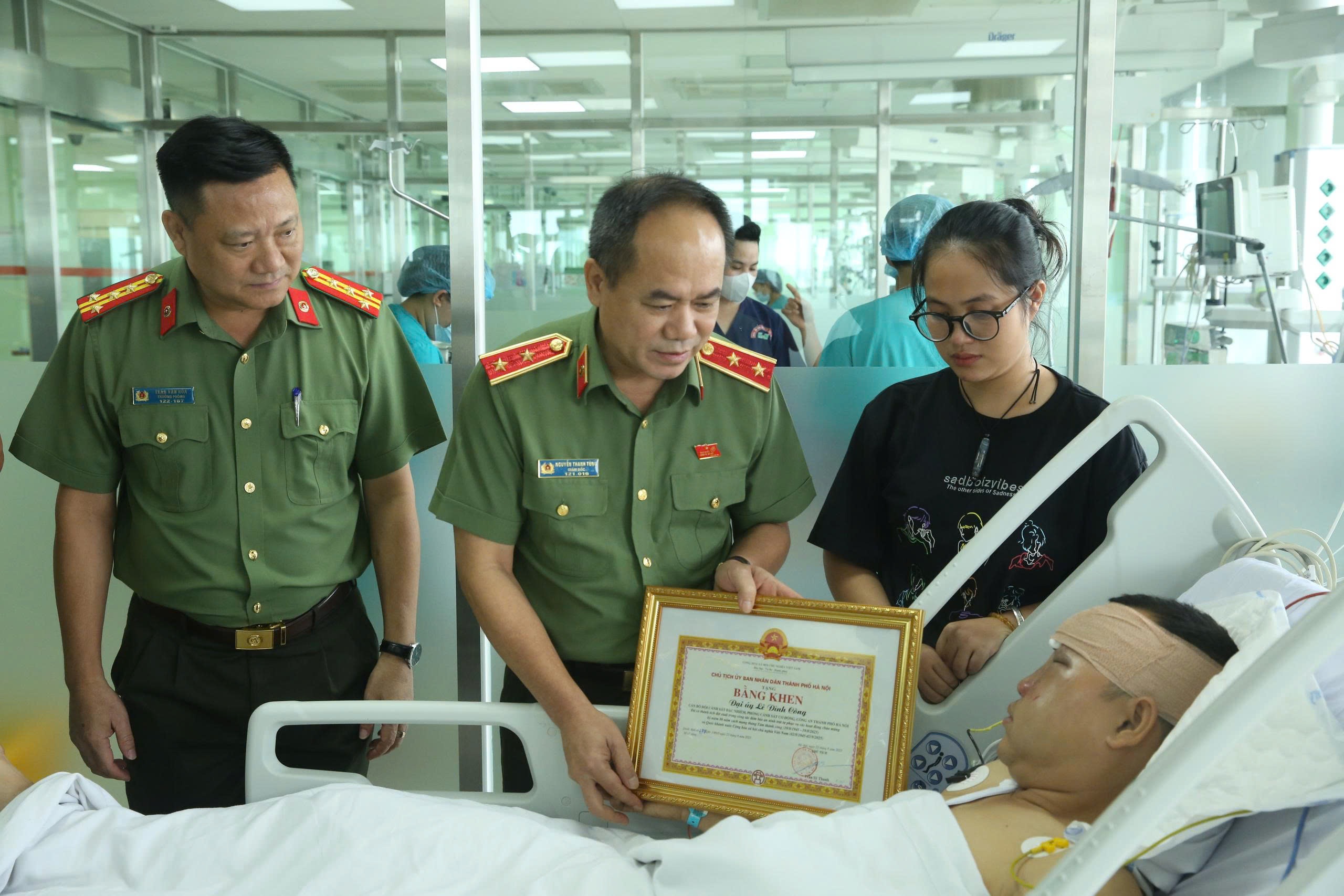 Giám đốc Công an Hà Nội tặng bằng khen cho Đại uý CSCĐ bị quái xế tông