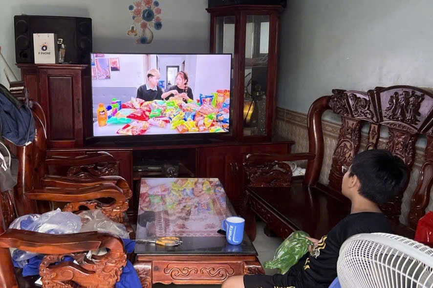 Gần 100 hộ dân ở TPHCM có điện trở lại sau 3 ngày bị cắt