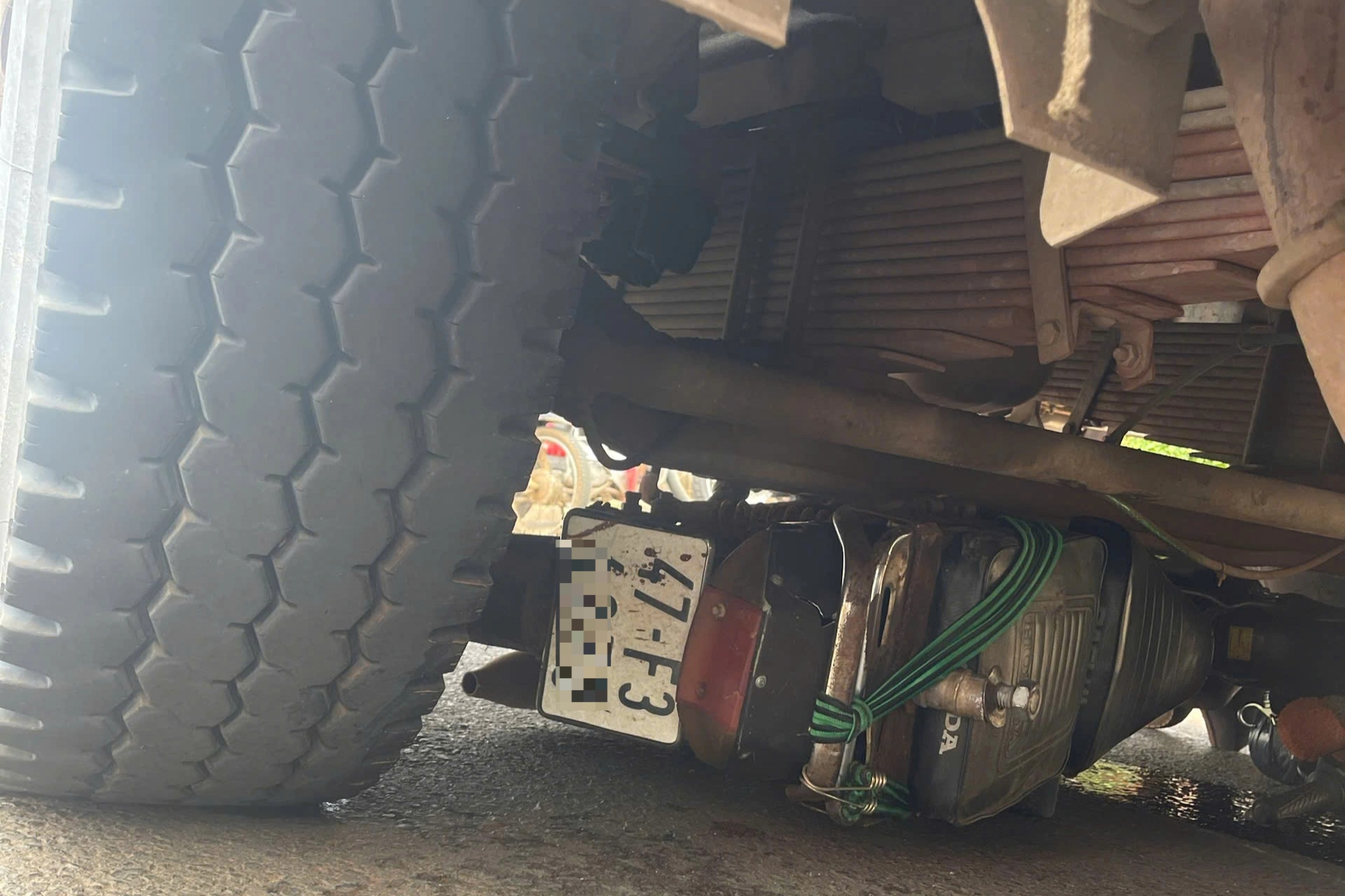 Xe tải kéo lê xe máy, người đàn ông tử nạn thương tâm