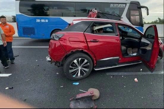 Thông tin chính thức vụ ô tô con bị vò nát trên cao tốc Hà Nội - Hải Phòng