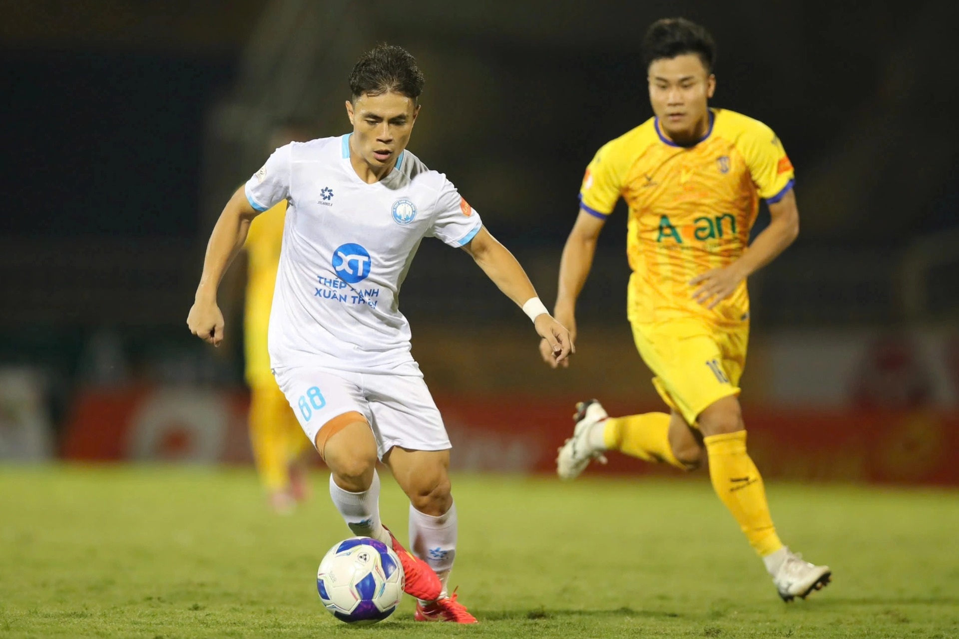 CLB Ninh Bình thắng đậm CLB Thanh Hóa, SLNA vượt qua CLB Nam Định