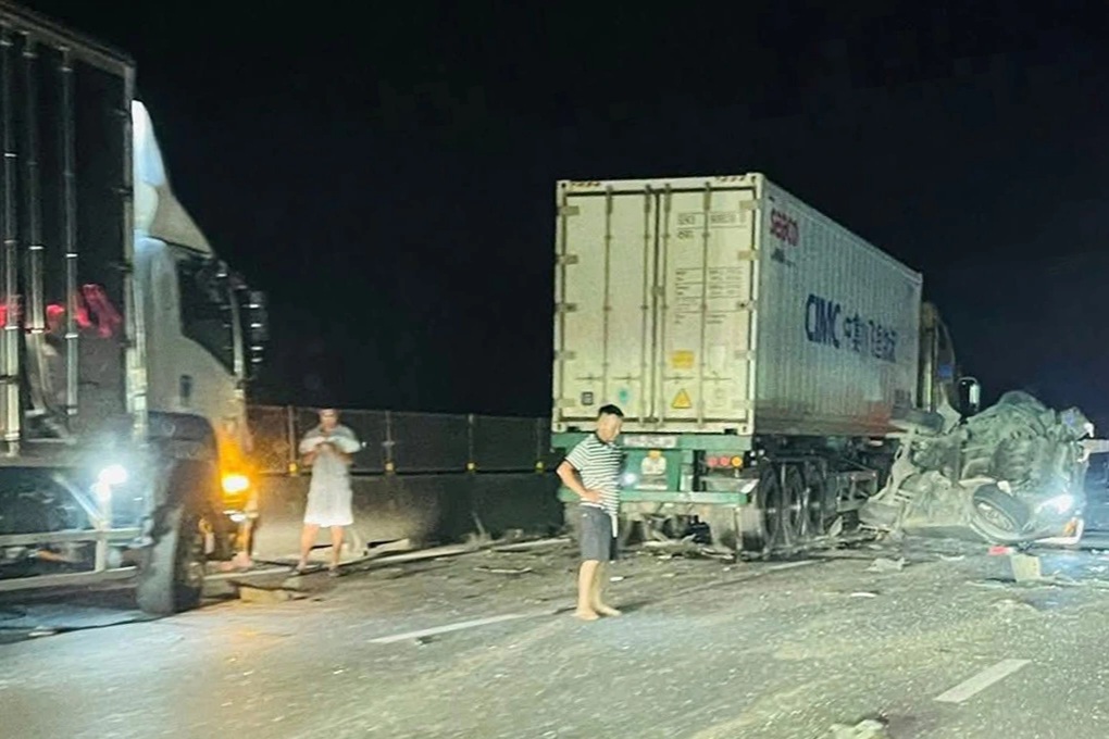 Tai nạn liên hoàn giữa 5 ô tô trên cao tốc trong đêm