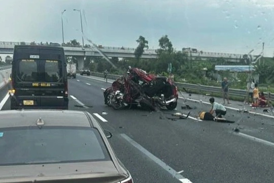 Ô tô con bị vò nát sau cú va chạm trên cao tốc Hà Nội - Hải Phòng