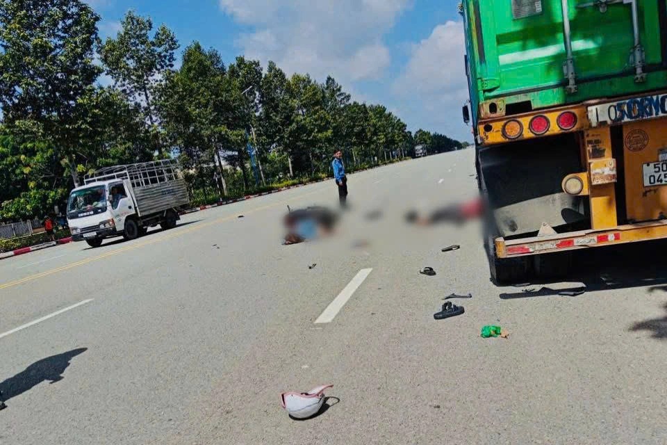 Tông đuôi xe đầu kéo container, đôi nam nữ thương vong ở TPHCM