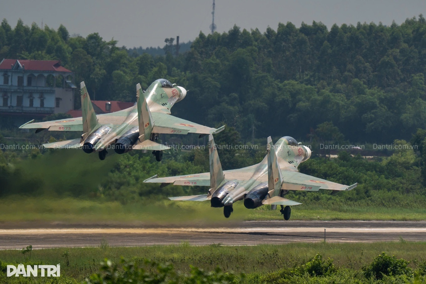 Sáng nay "hổ mang chúa" SU-30MK2 bay tập luyện qua Ba Đình