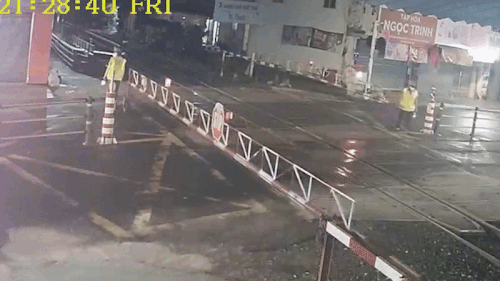 Thanh niên tông gãy rào chắn đường sắt khi tàu sắp đến ở Đồng Nai