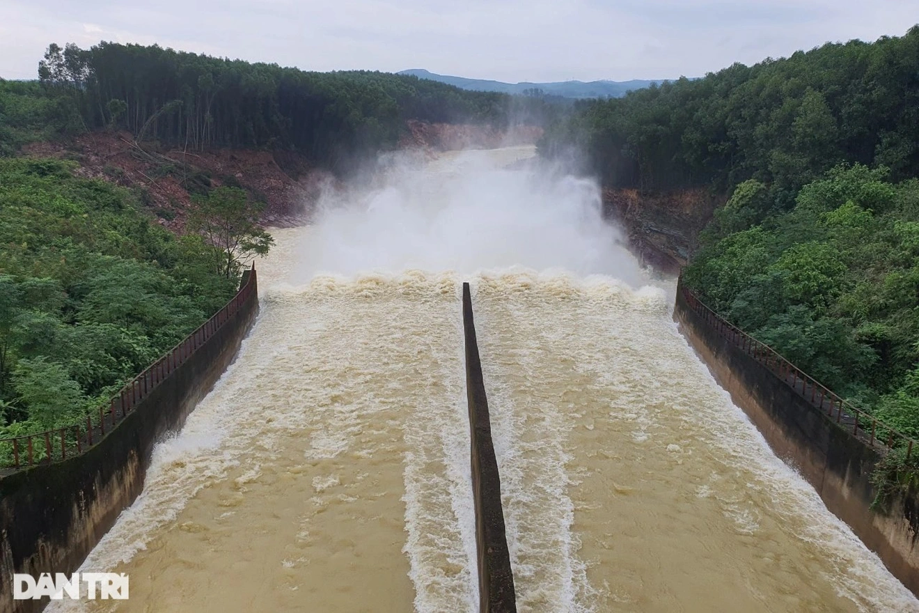 Hà Tĩnh đồng loạt xả tràn 7 hồ chứa để ứng phó mưa bão
