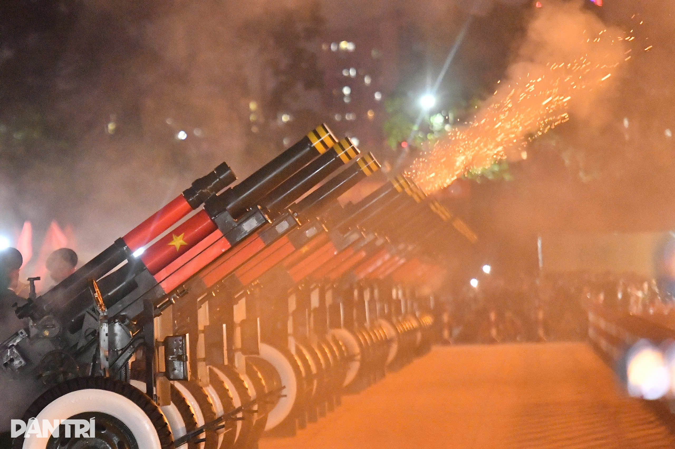 Đội pháo lễ bắn 21 phát đại bác