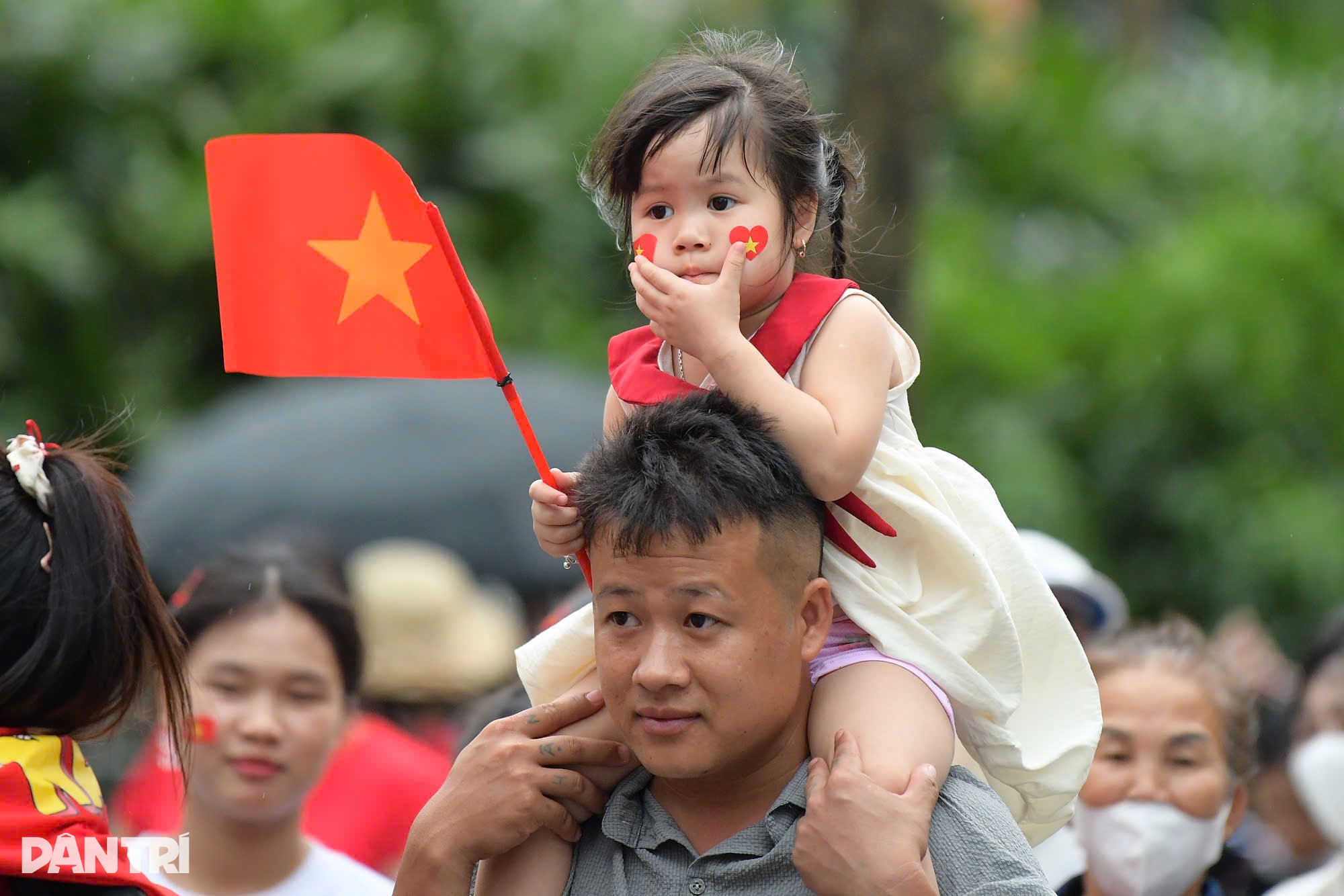 Dòng người chạy mưa, ùn ùn đổ về trung tâm chờ xem tổng hợp luyện diễu binh