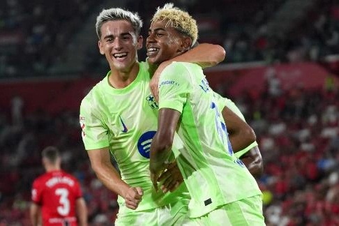 Lamine Yamal tỏa sáng giúp Barcelona ngược dòng giành chiến thắng