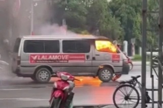 Ô tô bốc cháy ngùn ngụt trên đường ở Hà Nội