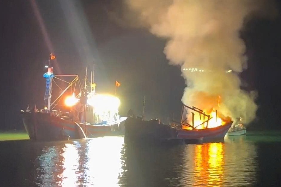 Cháy tàu cá, thiệt hại hơn 1 tỷ đồng