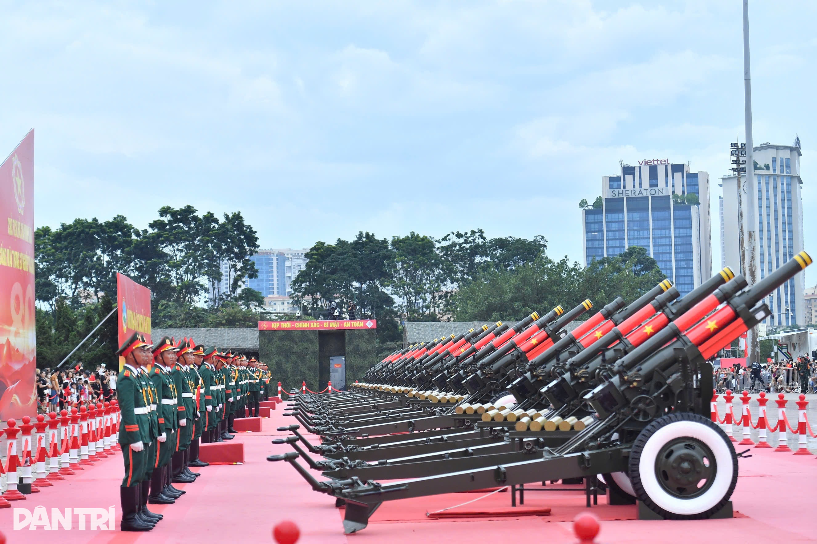 Khối pháo lễ vào vị trí trước sân vận động Mỹ Đình