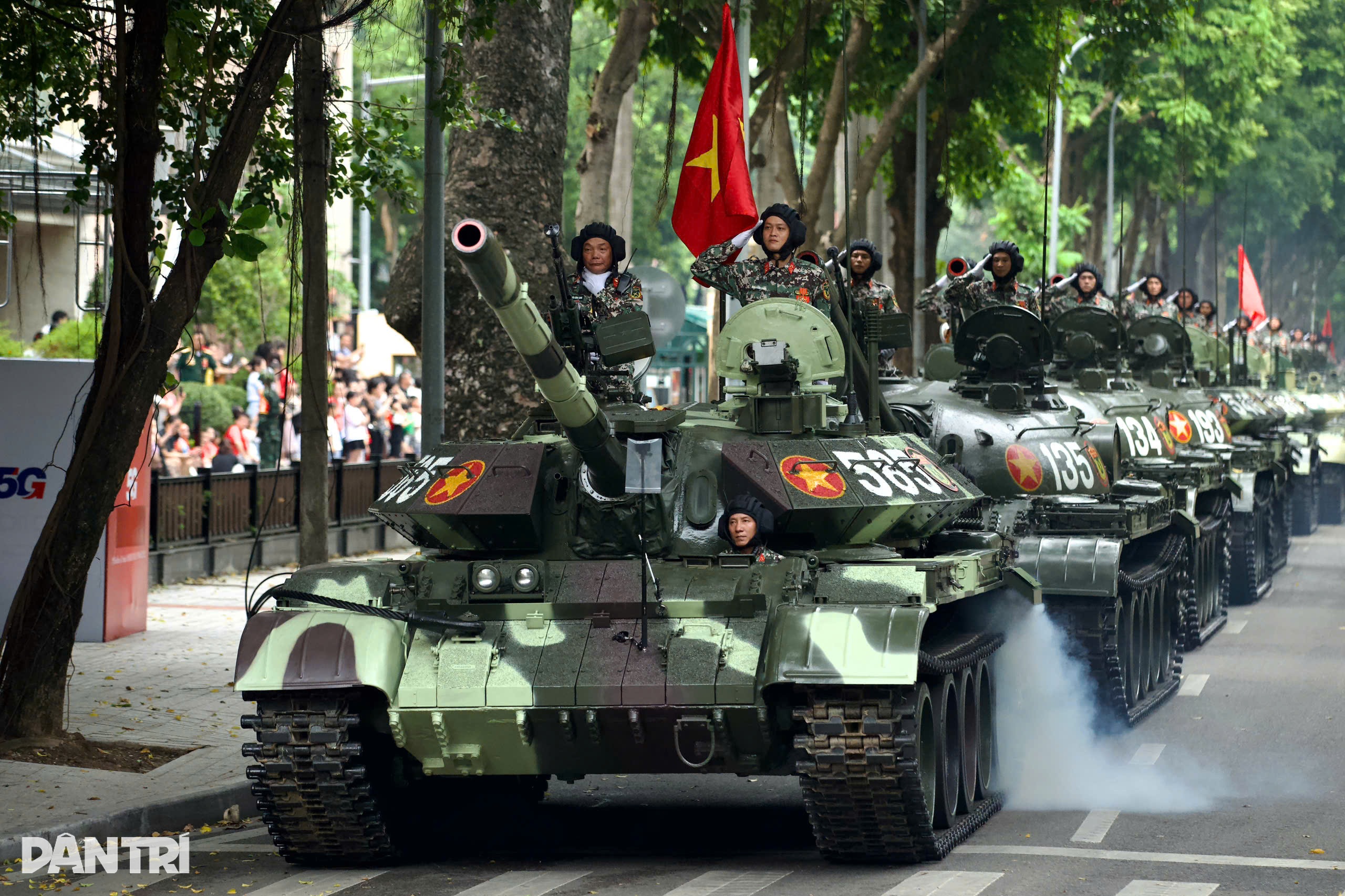 Dàn xe tăng cơ động tiến về Quảng trường Ba Đình