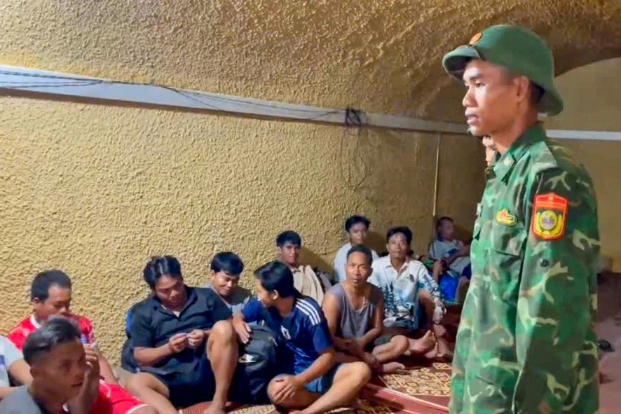 Đưa dân xuống hầm trú ẩn trước giờ bão Kajiki đổ bộ