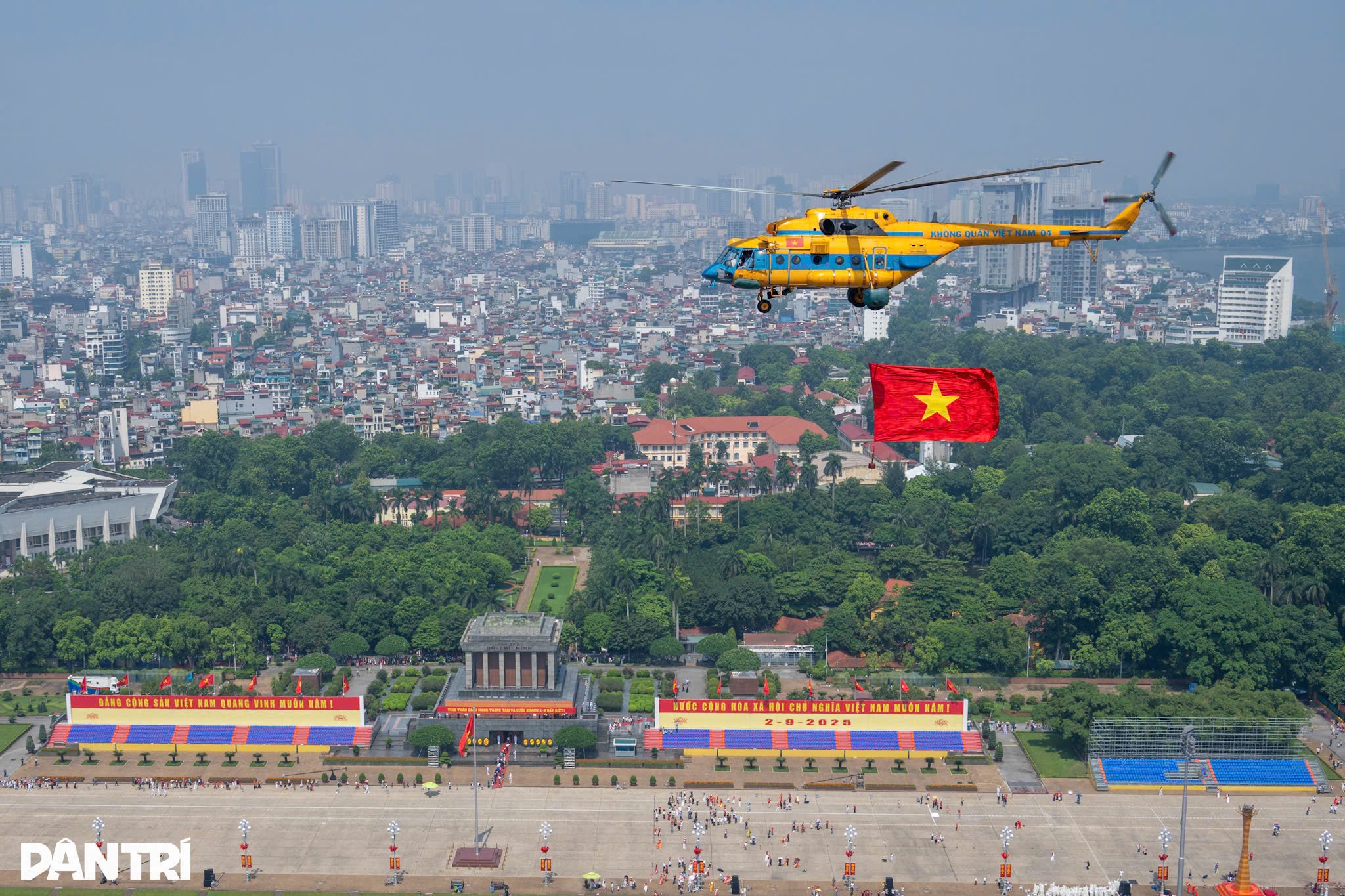 Hình ảnh 10 trực thăng Không quân Việt Nam kéo cờ trên Quảng trường Ba Đình