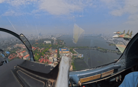 "Hổ mang chúa" SU-30MK2 nghiêng cánh chào Thủ đô