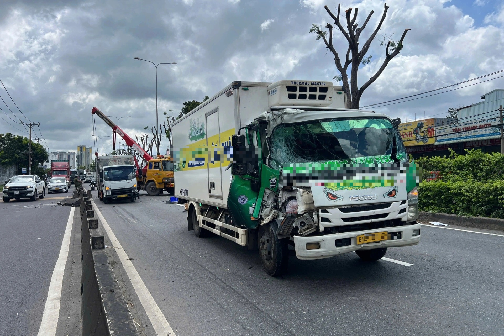 Ô tô tải lật ngang trên đường ở TPHCM, xe cộ ùn ứ kéo dài