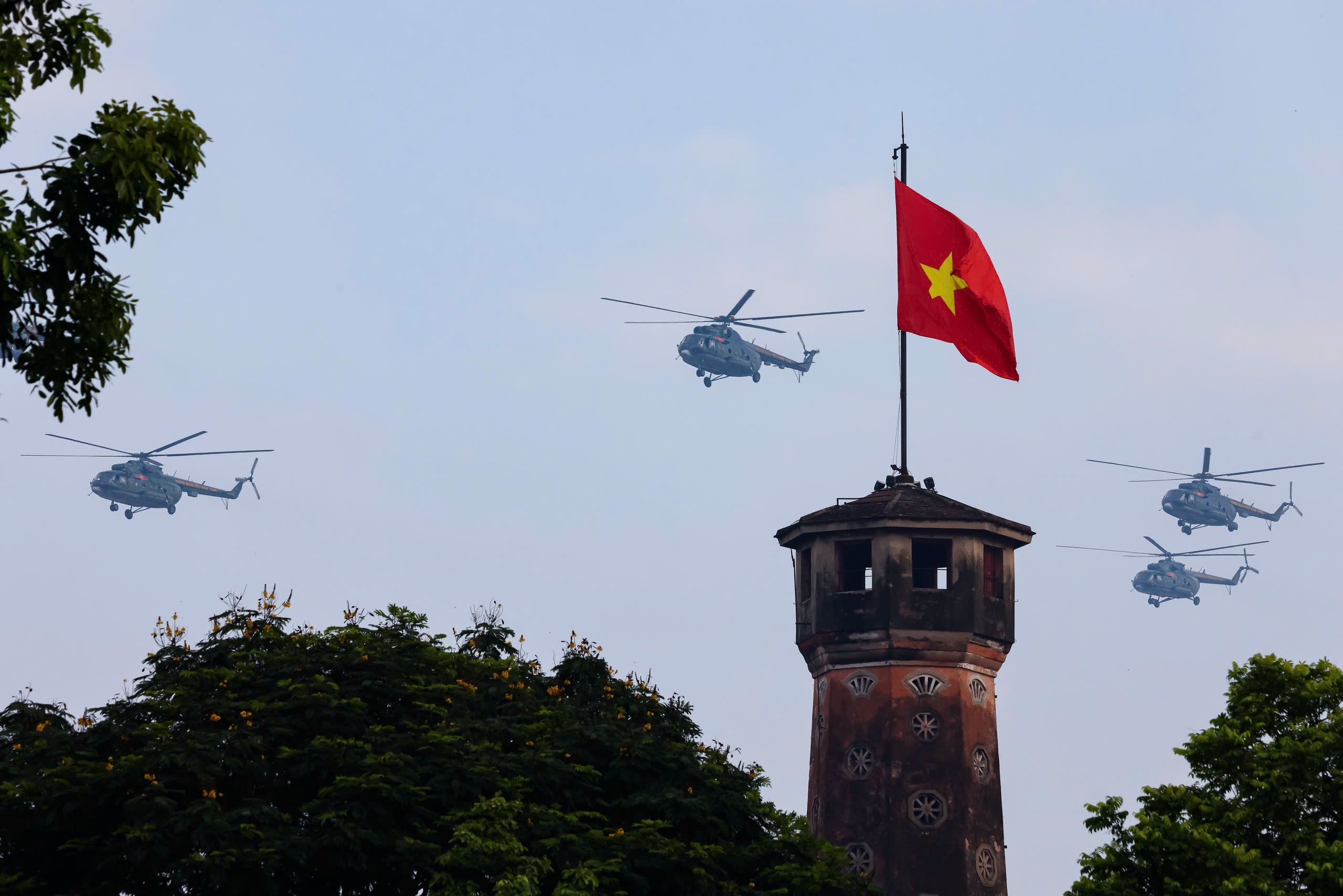 "Hổ mang chúa" SU-30MK2 bay tập luyện qua Ba Đình