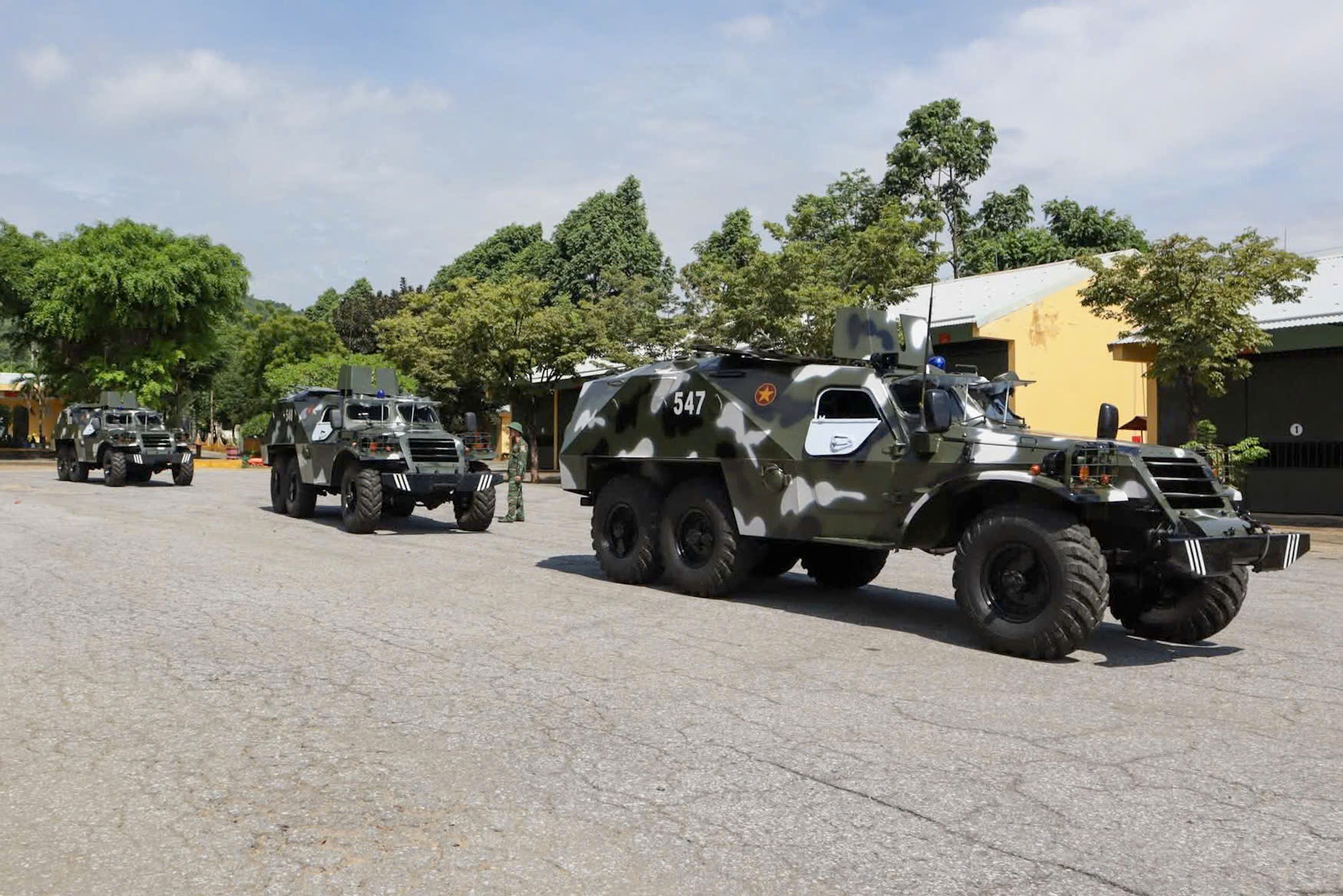 Đà Nẵng bắn pháo hiệu gọi tàu thuyền, điều xe thiết giáp chống bão Kajiki