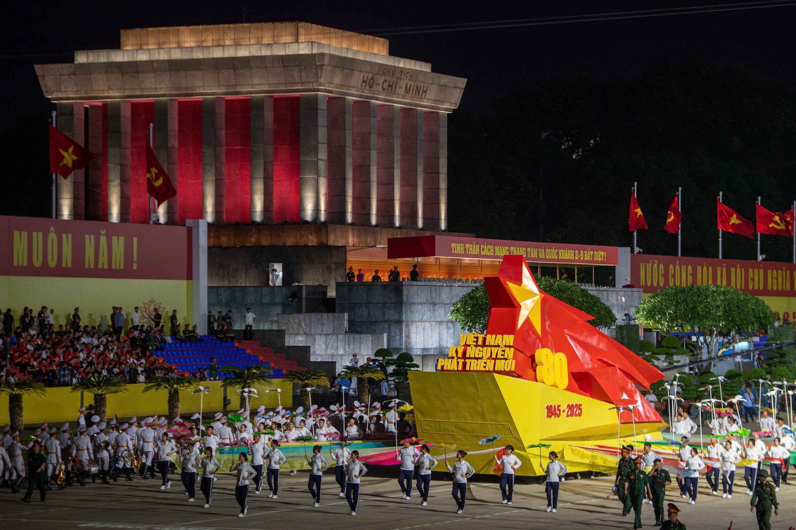 Khối nghi trượng vào vị trí trước Lăng Chủ tịch Hồ Chí Minh