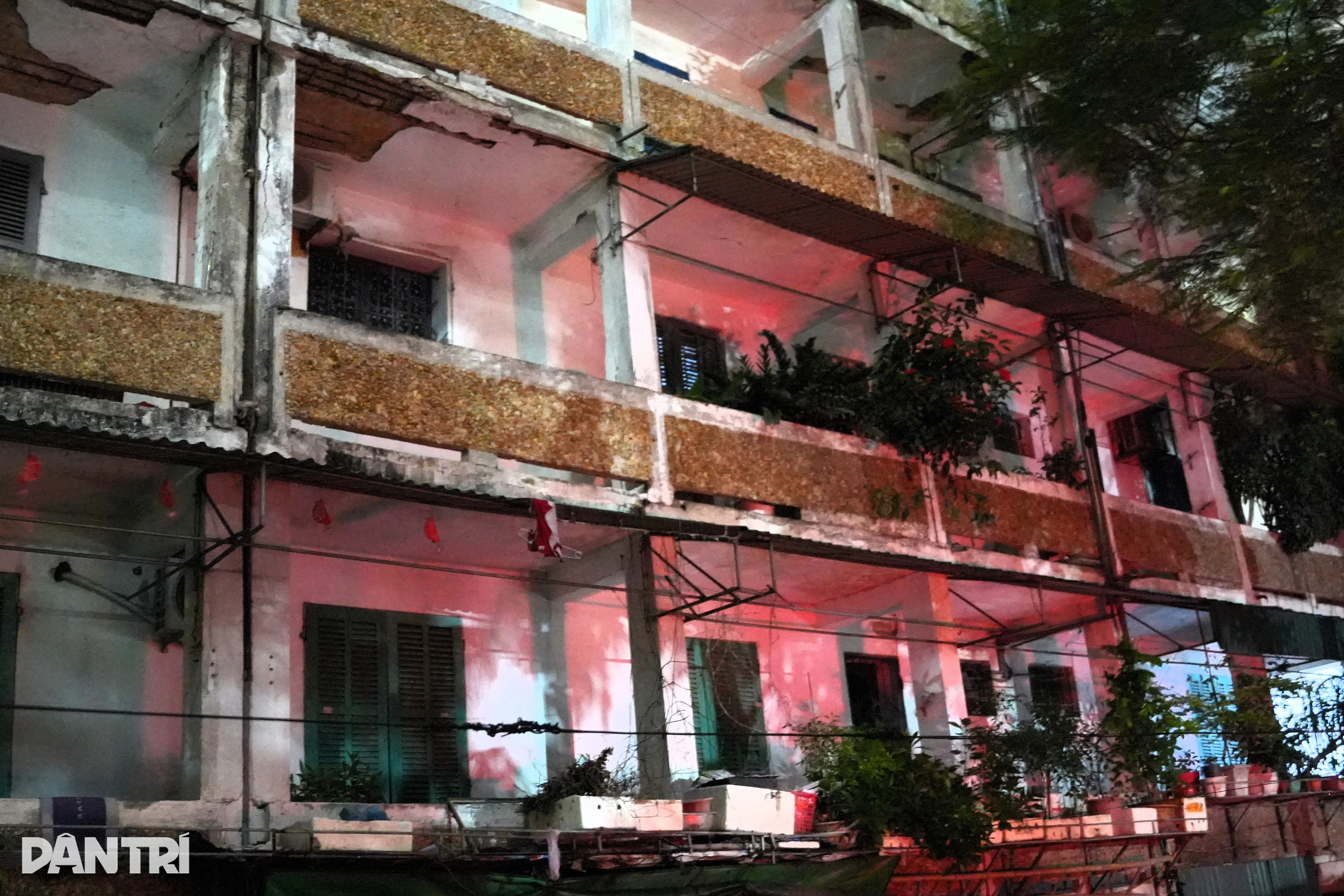 Đưa hàng trăm người dân ra khỏi các khu chung cư xuống cấp tránh bão Kajiki