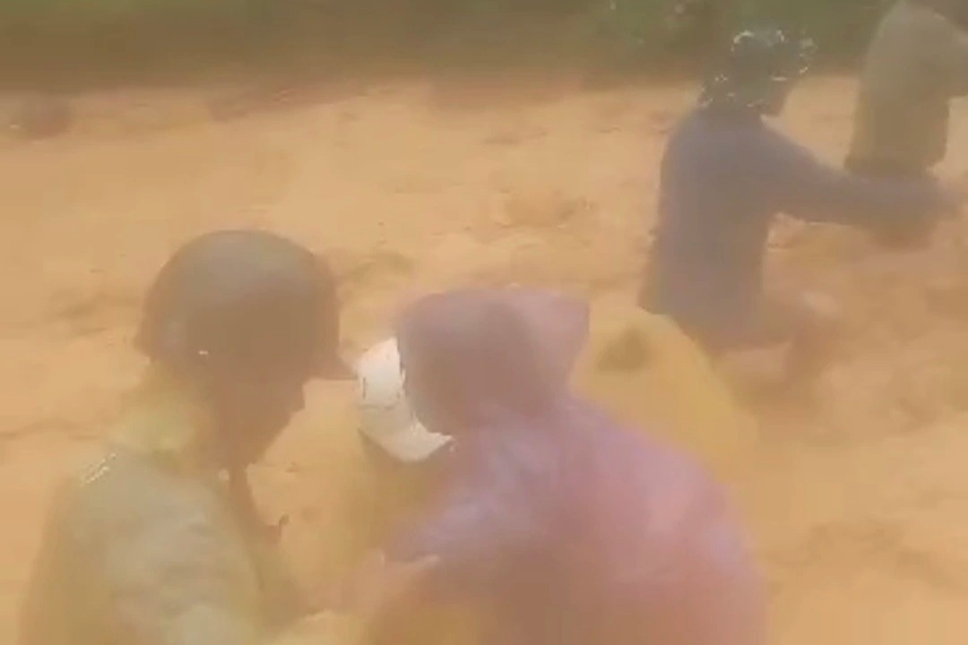 Khoảnh khắc cán bộ xã vượt lũ dữ đưa dân bản đến nơi an toàn